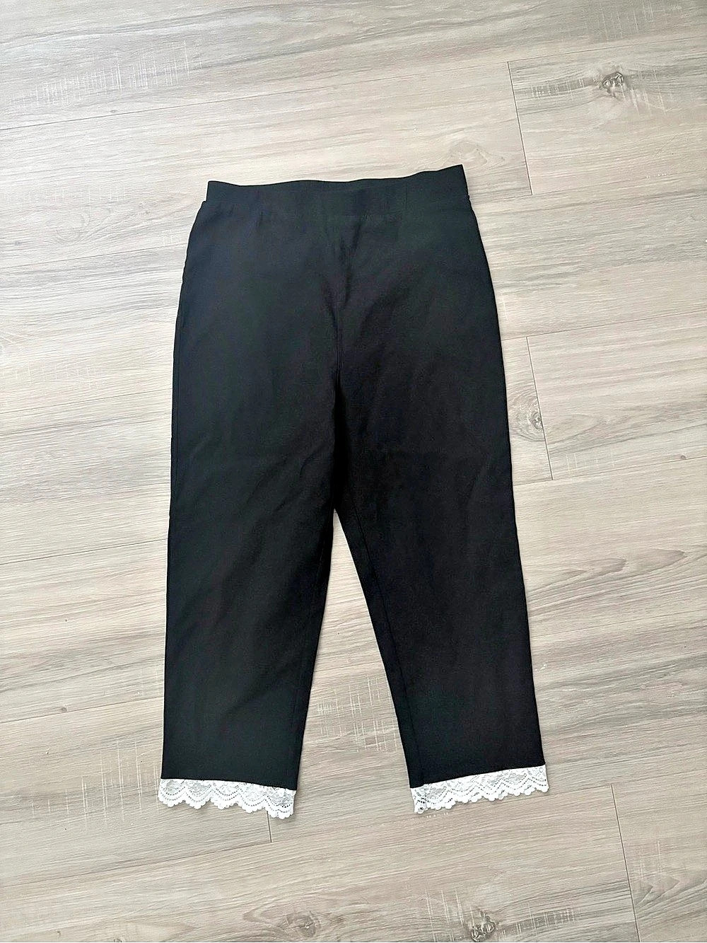 Petal Dew Black & White Lace Trim Capris Medium
